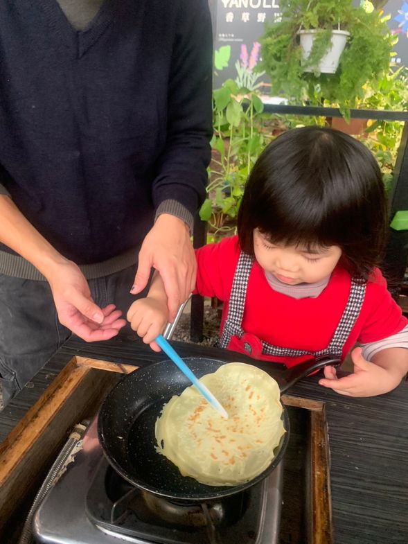 法式甜點師體驗
在草莓叢中尋找專屬於你的草莓,
讓麵糊在鍋中轉變成金黃色,彷彿是自己煮出的一點魔法
塗上奶油、點綴草莓,每一片可麗餅都是手中的藝術品
品嘗美好感受成就感的完美交匯