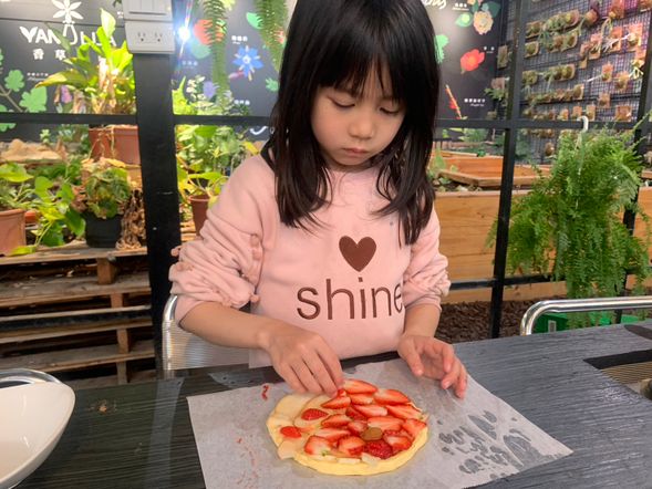 層次美學:親手擠上濃郁餡料,鋪上親採的鮮甜草莓。