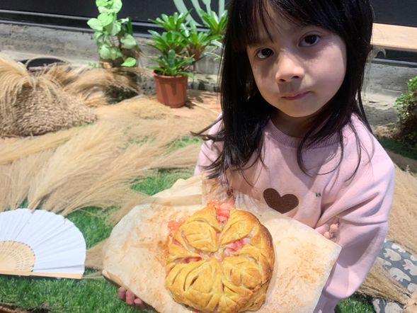 香氣療癒:送入烤箱,靜待金黃酥脆的幸福時刻出爐。