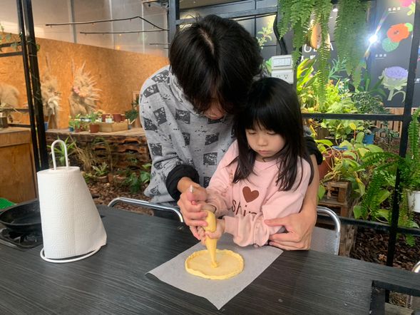 03. 國王派 DIY:法式工藝與在地的完美邂逅
在香草芬芳中,由專業老師指導,親手製作象徵祝福的國王派。
層次美學:親手擠上濃郁餡料,鋪上親採的鮮甜草莓。