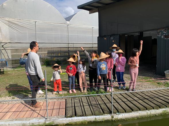 01. 農場導覽:跟著「島主」探訪中庄秘境
由香草島島主親自領隊,展開一場趣味的互動式導覽。
食農知識:深入了解有機生態與永續農業的奧祕。
友善環境:看見歐陸食材與香草作物的生長姿態,讓教育在自然中發生。