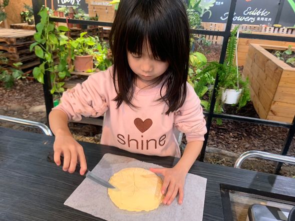 幸運驚喜:在派中藏入專屬小驚喜,畫上祈福的圖紋。