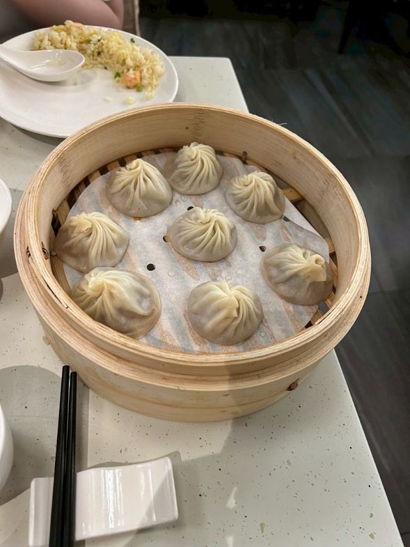 金品茶楼にて昼食
*中山エリアの人気店で、本場の小籠包や点心をご堪能ください。