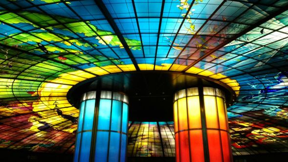 美麗島駅
*「世界で最も美しい駅」のひとつに選ばれた高雄の人気観光地。
ステンドグラスアート「光之穹頂(ドーム・オブ・ライト)」が描く色鮮やかな光の世界は、まるで幻想の中にいるよう。
写真映え抜群のフォトスポットです。