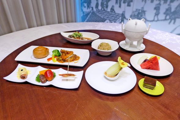 故宮晶華での昼食
*故宮に隣接するレストランで、あの名宝「翠玉白菜」をモチーフにした創作料理の特別昼食をご賞味。