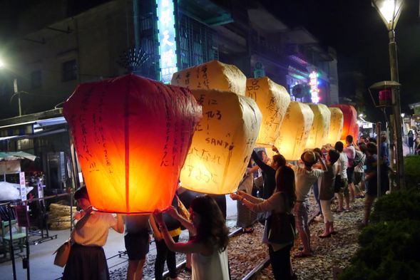 8時間チャーター(モデルプラン:台北市内観光+九份散策+十分にて天燈上げ体験)