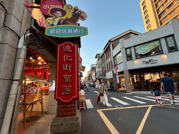 迪化街(ディーホアジエ)散策
*レトロな建物が並ぶ台北最古の問屋街。漢方、ドライフルーツ、お洒落なリノベカフェでの散策をお楽しみください。