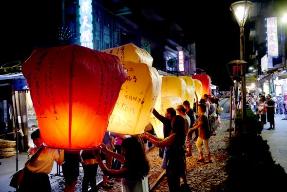 十分にて天燈上げ体験(約40分)
