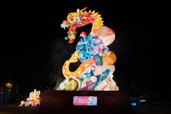 ランタン会場「桃園高鉄駅前広場」へ移動、ランタンフェスティバル見学(約90分)