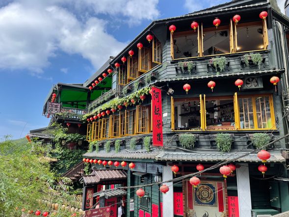 九份にて郷土料理のご昼食 食後、自由時間
※映画のモデル地としても有名な人気観光スポットを散策!古い街並みに趣きを感じます。