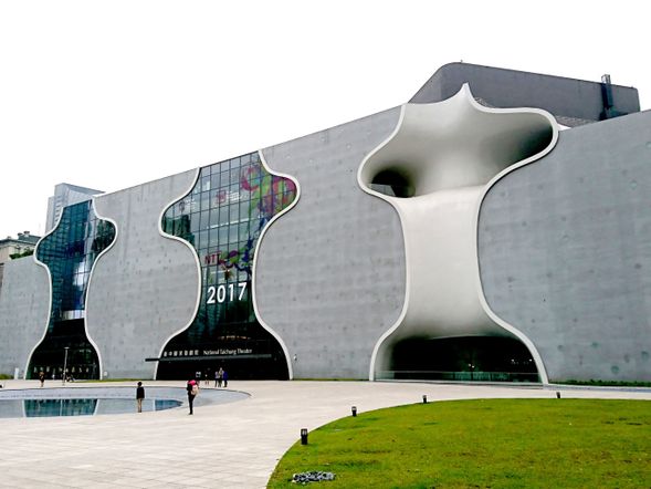 国家歌劇院(車窓で外観のみ見学)
