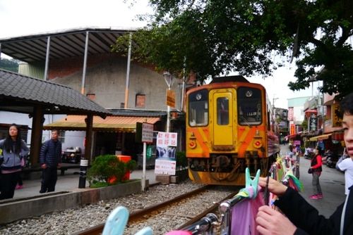 十分を出発、平渓線で瑞芳まで移動後、混乗車にて九份へ。
※ローカル鉄道の車窓からみる自然の景色を楽しみましょう。