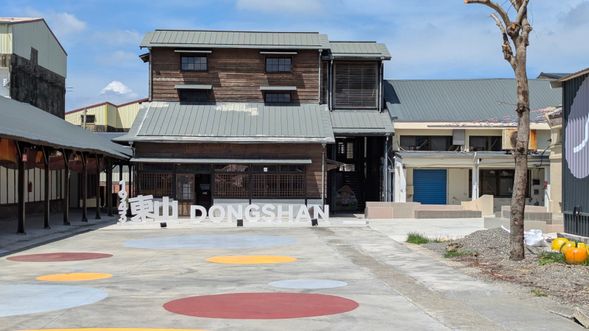 十果文創園區(旧米工場)
*日本統治時代に建設された米倉と精米工場の歴史的な趣を残しつつ、
東山コーヒーや地元農産品の魅力を発信するクリエイティブな空間として再生。
当時の建物が「文青スタイル」のおしゃれなカフェやショップに転換されており、
歴史散策とショッピング、そして東山ならではの味覚体験を同時に満喫できます。