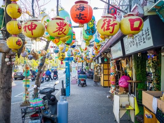 【Cプラン】映画の世界を巡る!青春18×2台南ロケ地めぐり(8時間)
集合場所→水仙宮市場→全美戲院(外観のみ)→台湾首廟天壇天公廟→自由散策&昼食(府中街 ~神農街)→黃金海岸喜樹秘境→大崗山超峰寺觀景台夜景→武聖夜市→解散場所
※武聖夜の営業日が水曜日と土曜日のため、休業日に当たる日には立ち寄りません。
※店舗の営業時間に合わせるため、おすすめの出発時間は9時からです。