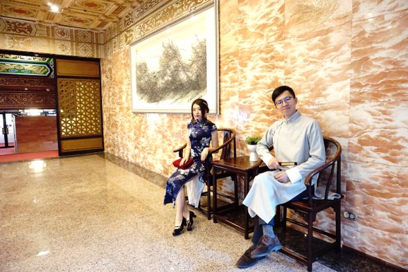 中国風の椅子に座って撮るのも良し!