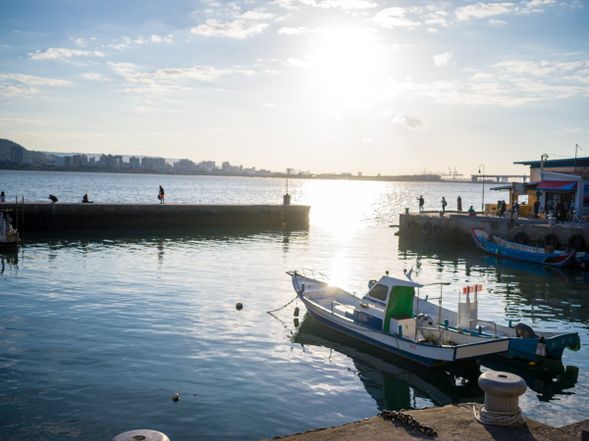 ツアーバスにて北海岸沿いを走り、淡水老街へ
