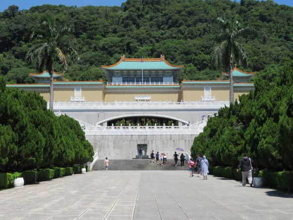 国立故宮博物院へ
*約70万点が所蔵された台湾最大の国立博物館