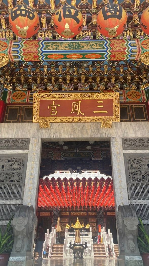 三鳳宮
*高雄を代表する由緒ある寺院・三鳳宮から旅がスタート。
極彩色の装飾と龍の彫刻が圧巻で、地元の信仰文化を感じられるスポットです。