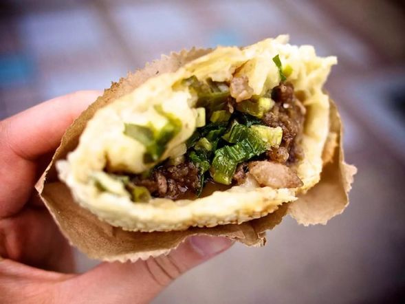 饒河街名物の胡椒餅は中がモッチリ・外がパリパリです!