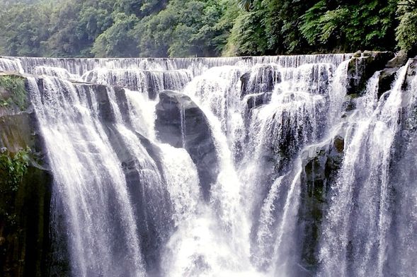 十分瀑布
※「台湾のナイアガラ」と呼ばれる十分の人気スポット