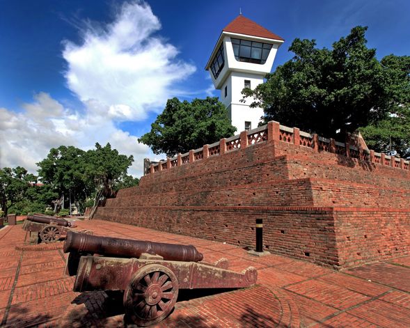 安平古堡・安平老街
*台湾開拓の原点ともいわれる安平地区を散策。
オランダ統治時代の要塞「安平古堡」と、歴史を感じる「安平老街」で、
レトロな街並みと地元グルメ・スイーツ巡りをお楽しみください。