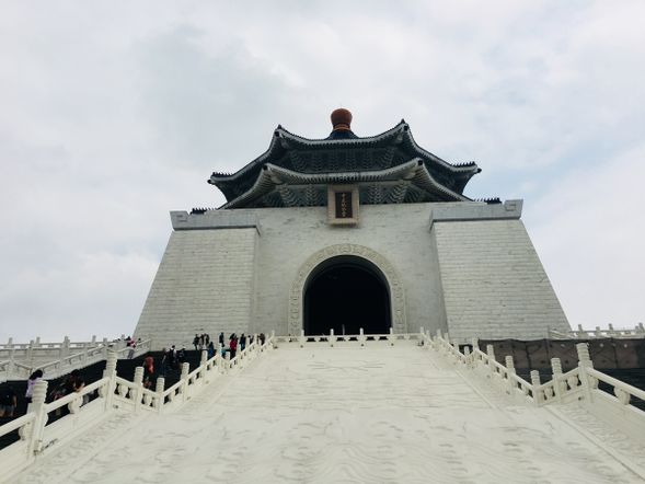 中正紀念堂見学
※中華民国初代総統の『蔣介石』を記念して建てられました。