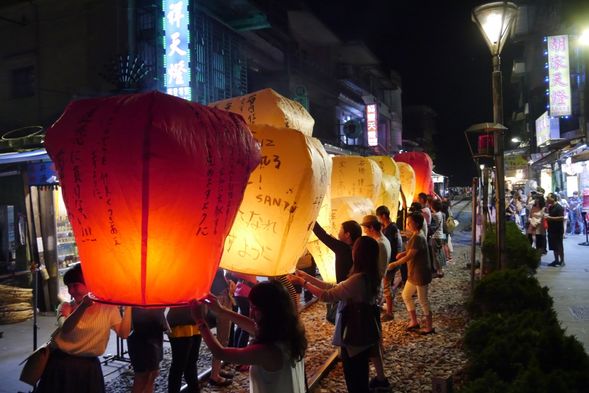 十分にて天燈上げ体験(約40分)
※願いを天燈に込めて飛ばしましょう!