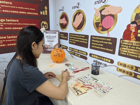 開運提灯と祈願カード受取方法:
利用日当日、ご自身にて受取場所へお越しいただき、電子チケット(QRコード)を現場スタッフに提示し、認証を受けた後、「開運提灯」1個と「限定祈願カード」1枚をお受け取りください。
受取場所:九份五里共同オフィス(住所:新北市瑞芳区豎崎路15号)
営業時間:月~日 11:00~17:00(火曜日定休)