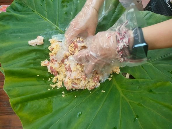 小米醃肉體驗
體驗泰雅族小米醃肉的製作過程可以讓您更深入地了解泰雅族的文化和飲食傳統。這是一個有趣且具有意義的活動,讓您可以親自參與傳統美食的製作,感受原住民文化的魅力。