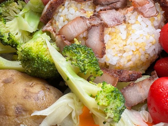 獵人便當
來自部落的用心製作的美味風味餐,可以吃到部落的新鮮蔬食~(實際食材依照當季時蔬有所變化。)