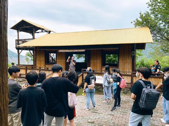 傳統家屋
以傳統竹屋為例,早年居民在農忙中,抽空砍、劈竹子蓋房屋居住,一年才能完成一棟泰雅傳統竹屋。
部落前後的屋子還搭建有瞭望台,居高臨下確保族人不被侵略。