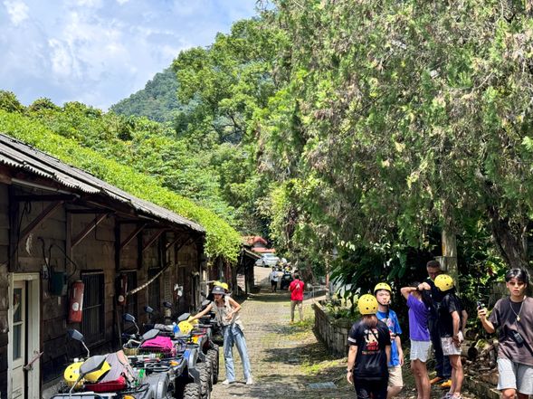 百年檜木板屋導覽
靜靜地佇立在松鶴的山林間,這棟百年檜木板屋像是部落的守護者,見證著風雨與時光。走進屋內,仿佛穿越時空,嗅到檜木的香氣,觸摸斑駁的木板,彷彿祖先的手還停留在上面。導覽結束後,每位參加者將獲得一瓶冰涼的五葉松汁,喝下這一口來自山林的能量,元氣滿滿!