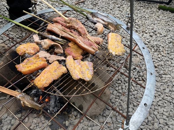 野炊體驗
在戶外自然環境中進行的野外烹飪活動。
不僅是一種烹飪活動,更是一種與自然和文化相融合的體驗,有助於人們更加深入地了解和尊重原住民的生活方式和傳統文化。