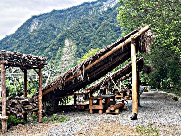 獵寮
泰雅族獵寮不僅作為獵人的住所,還是狩獵和集會的地方。提供了獵人們在山區生活的基本設施,如睡眠區、簡單的廚房設備等。同時,獵寮也是泰雅族社區聚會、舉辦傳統儀式和節日慶祝活動的場所。