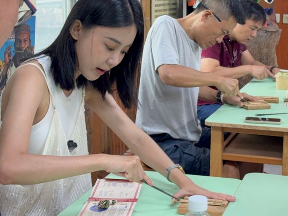 握著工藝坊・口簧琴體驗
森林中不只是視覺的享受,更是聲音的饗宴。
進入美麗的裡冷部落,透過部落地圖~尋找豎立在裡冷溪旁美麗山林中的工坊,傾聽自然的呼吸與鳥獸鳴唱,透過體驗傳統泰雅樂器—口簧琴,感受泰雅族與自然對話的方式。
由部落文化傳承者帶領學員親手製作口簧琴,進一步認識樂音背後的文化意涵。