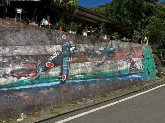 10:00-12:00 桃山部落導覽導覽員講解部落與文化故事,據部落族人口述:當年日軍曾派遣飛機飛越或進入山區部落,當地族人奮力抵禦的情景。