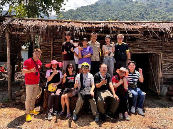 泰雅家屋巡禮
在部落導覽員的帶領下,深入松鶴部落的傳統家屋,從屋頂結構到生活器具,每一個細節都藏著泰雅祖先的智慧與與自然共處的方式。你會發現,這些不是靜止的展示,而是真正還活著的文化——屋子會說話,只要你願意靜下心來傾聽。