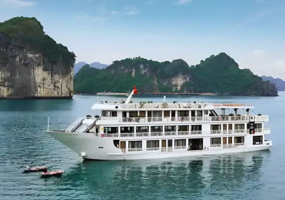 河內→下龍灣五星Aqua 兩天一夜過夜遊船~欣賞下龍灣壯麗景色海灣~盧昂洞皮划艇體驗(需另自費)~英雄島→船上享用主廚豪華晚餐