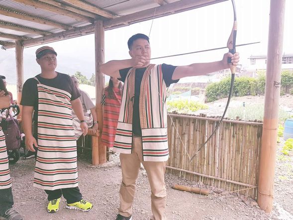 泰雅射箭體驗,挑戰你的精準與專注力。