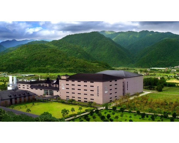 噶瑪蘭威士忌酒廠:以 「 好 水 釀 好 酒 」 為 核心 。 走 進 宏 偉的員山酒廠,了解雪山山脈純淨水源如何經過橡木桶陳釀,淬鍊出享譽國際的世界級
金牌威士忌。