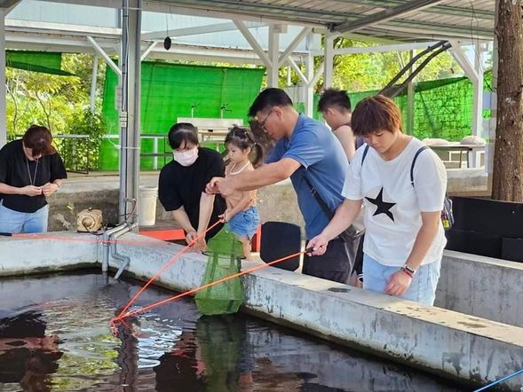 勝洋休閒農場在清幽水岸體驗釣蝦樂趣,感受動靜之間的悠閒與滿滿收穫成就感。