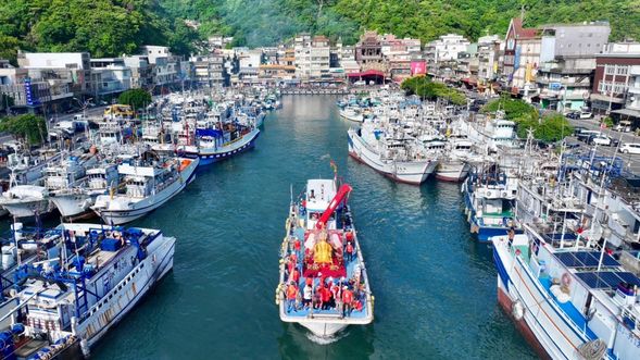隨珊瑚媽祖搭乘遶境專船,進行【海上遶境】