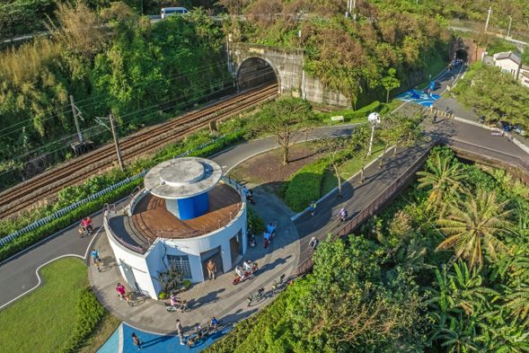 穿越舊草嶺隧道,騎行在鐵道與海岸交織的時光隧道中,感受歷史與風景的交會。