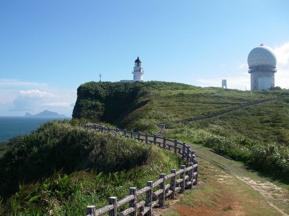 登上三貂角燈塔,眺望台灣極東海岸,迎風感受遼闊天際與蔚藍大海的壯麗交融。