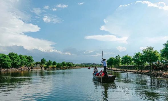 以河川生活與水岸聚落為主題,呈現冬山河流域人與水共生的文化脈絡與生活記憶。