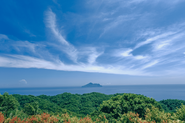 沿著東北角蜿蜒海岸線,感受山海交織的壯麗景致與太平洋迎面而來的療癒海風。