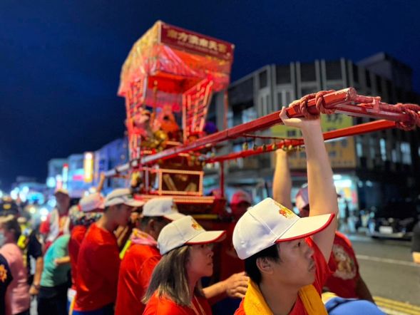 隨媽祖陸巡遶境祈福,參與「鑽轎腳」傳統儀式。