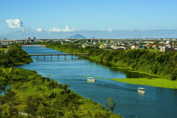 冬山河生態綠舟以水域與森林交織的生態園區,漫遊其間感受冬山河畔的自然靜謐與綠意風光。