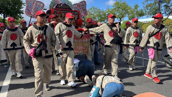 隨媽祖陸巡遶境祈福,參與「鑽轎腳」傳統儀式。