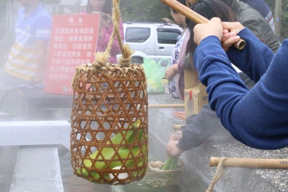用地熱煮蛋、煮玉米,好玩又好吃!